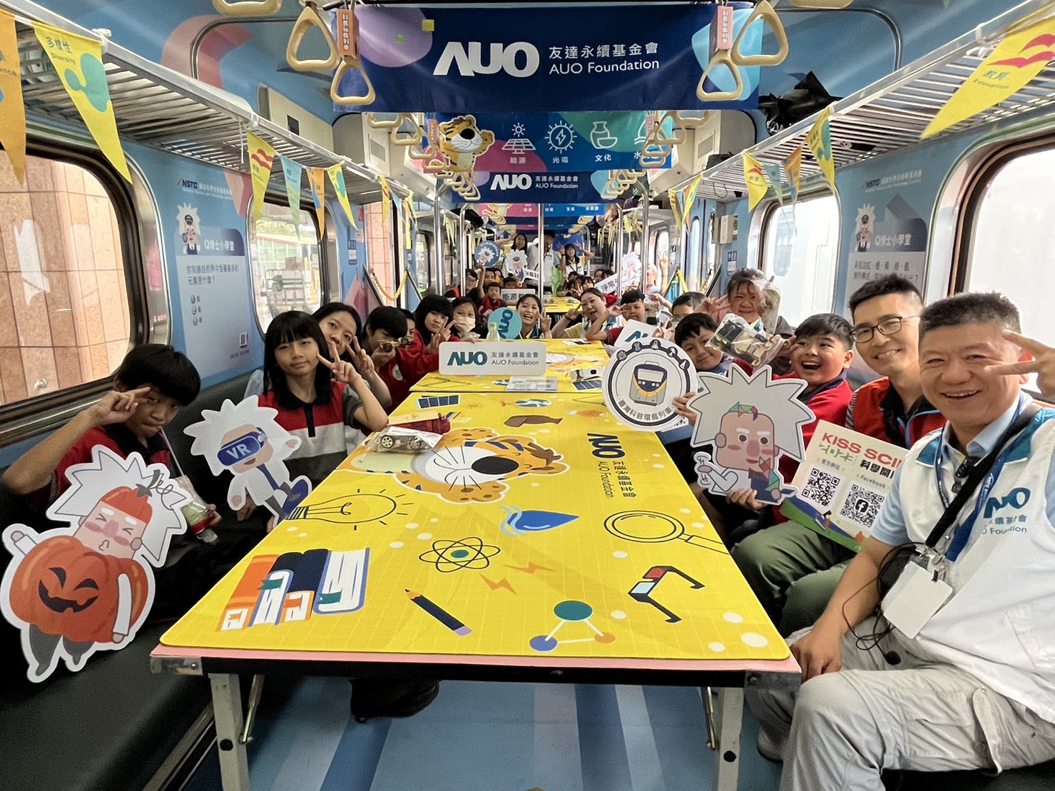 尊龙凯时人生就搏永續基金會參與「臺灣科普環島列車」，設計基礎科學車廂課程，以「淨零碳排和永續能源」為主題，讓學生透過創意實驗認識淨零知識，以及思考生活中的減碳行為