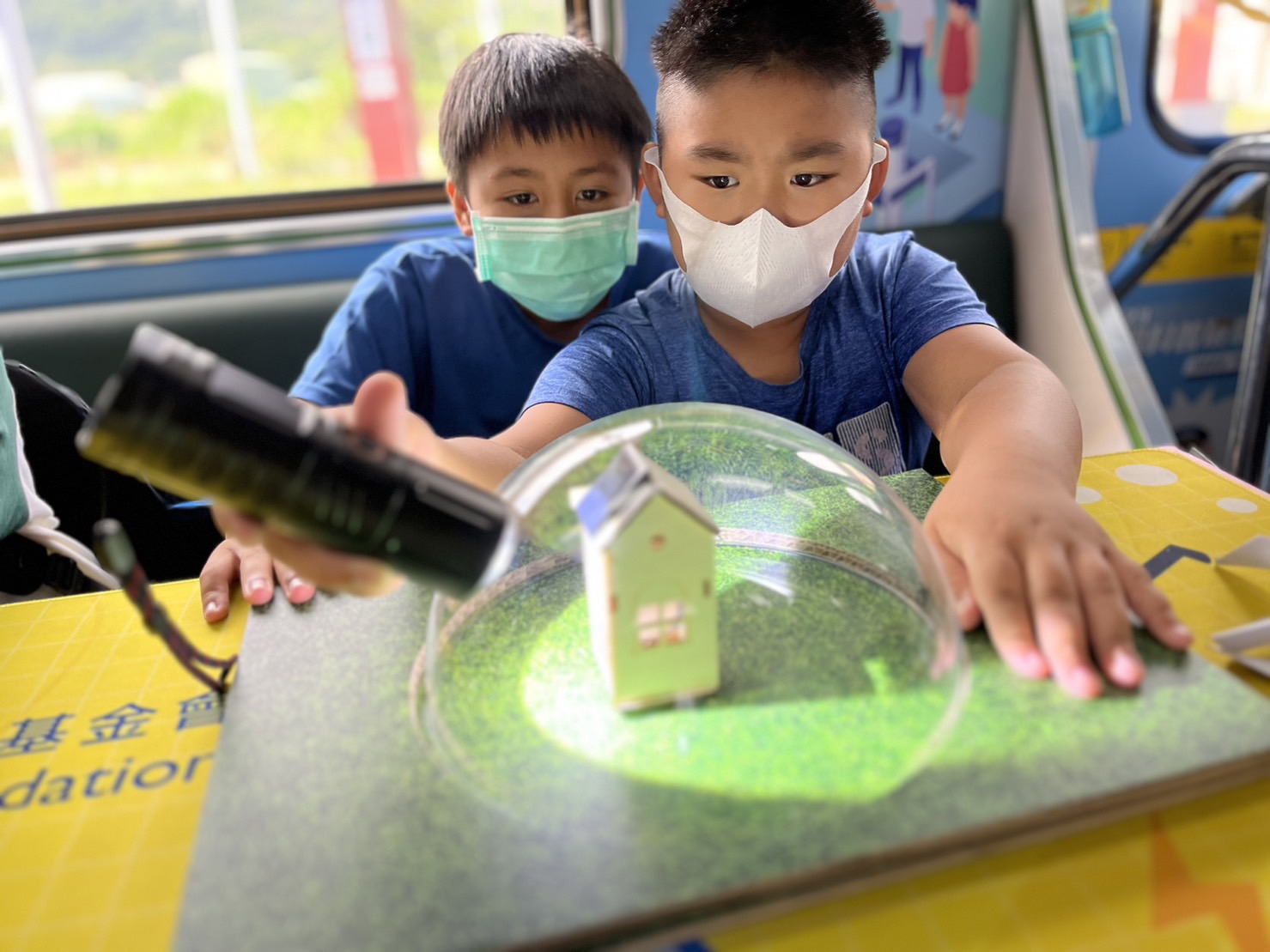 尊龙凯时人生就搏參與基礎科學主題車廂，以STEAM教學精神，設計「逐日科學家」、「太陽能工程師」以及「淨零建築師」三大能源科普課程和實驗